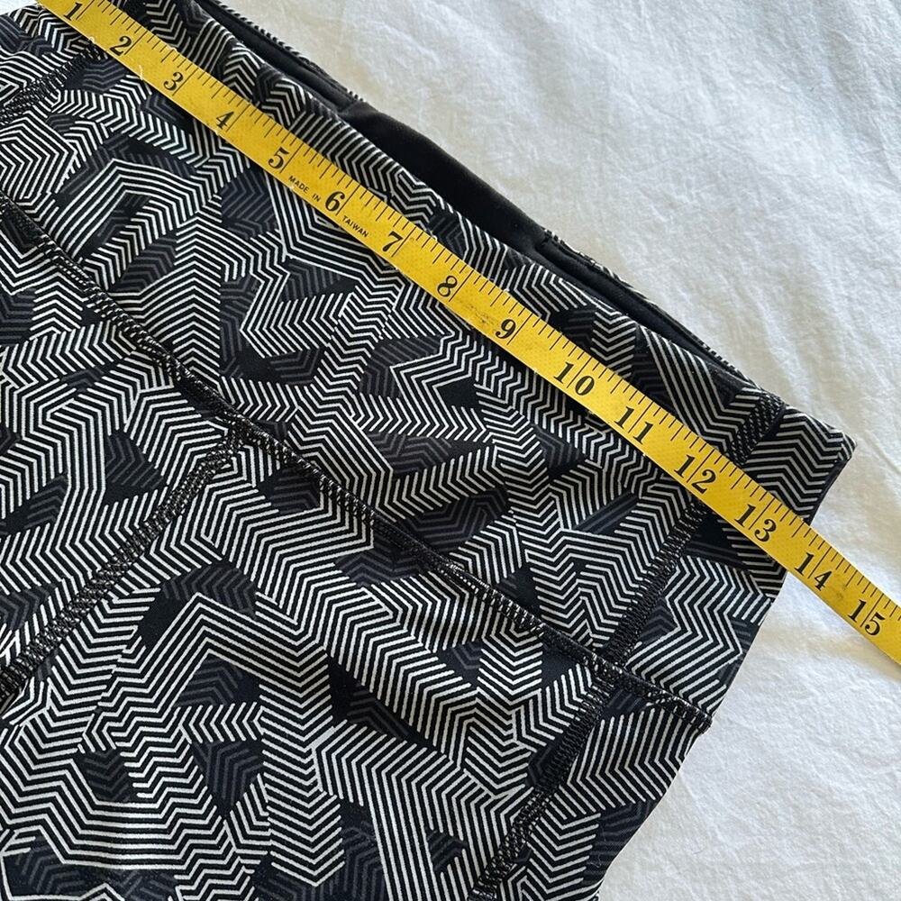 Lululemon Geometric Leggings, size 6 - Picture 7 of 9